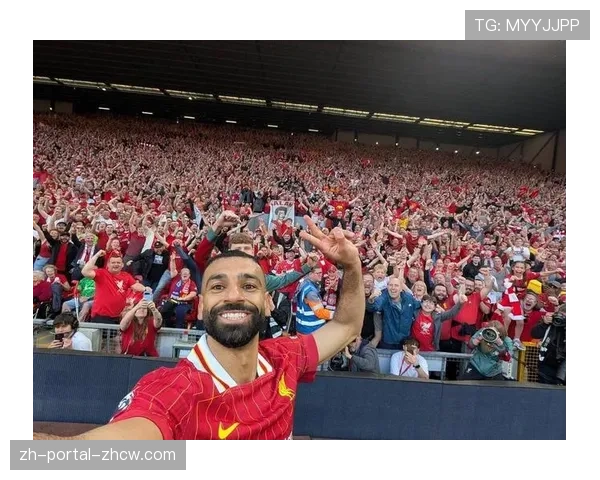 萨拉赫欧冠出局后独自留在安菲尔德，与看台球迷长时间互动